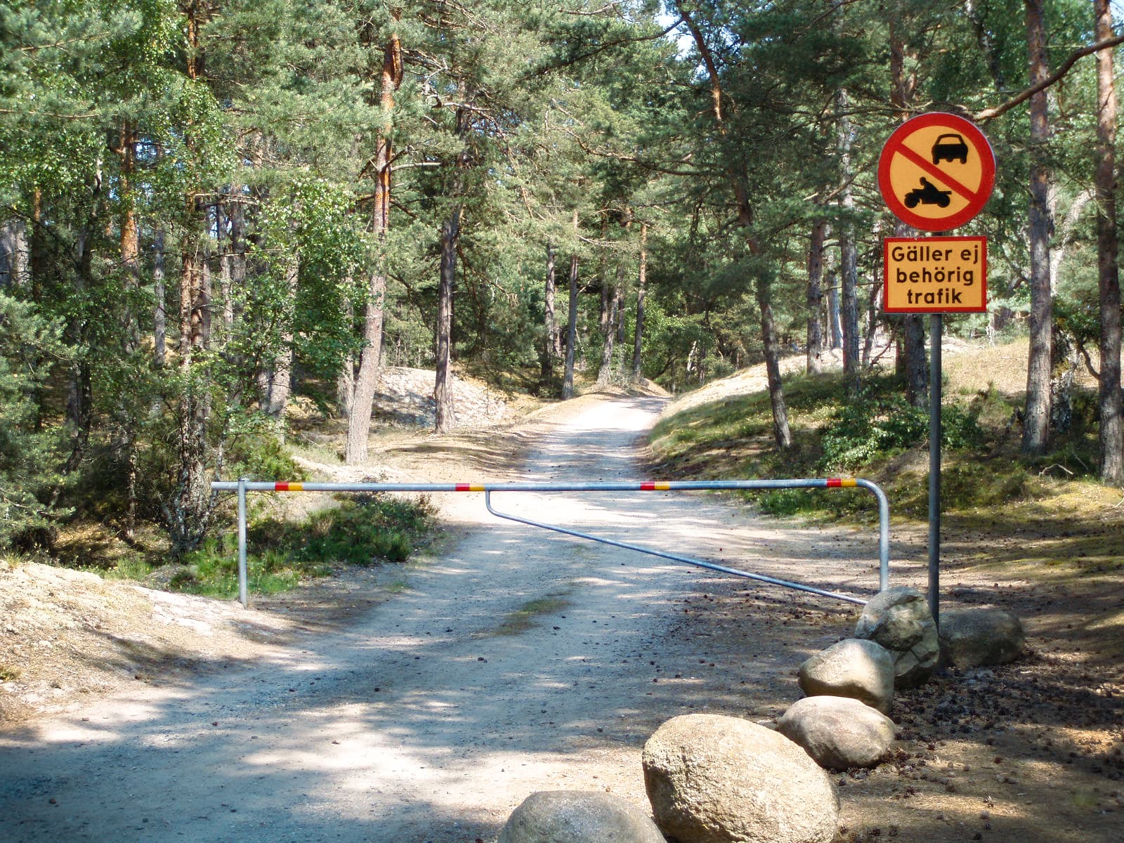 Vridbom VBE monterad på en grusväg omgiven av skog